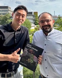 Postdoc and first author of the study Di Wu (left) and project leader Schara Safarian (right) with their cover story in the printed issue of Nature Chemical Biology.Cover Image Credits: Dan W. Nowakowski, N MOLECULAR SYSTEMS. Cover Design: Alex Wing. Source: Wu, D., Mehdipour, A.R., Finke, F. et al. Dissecting the conformational complexity and mechanism of a bacterial heme transporter. Nat Chem Biol 19, 992–1003 (2023).