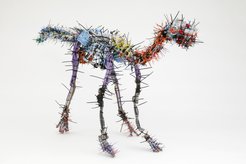 Plateosaurus Jungtier (2,60 m Gesamtlänge) von Julia Krause-Harder ab September 2023 ausgestellt im Café Max des MPI für Biophysik. Das Kunstwerk ist aus Plastiklabormaterial und ausgedienten Kupferkabeln gefertigt.