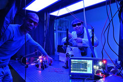 Biswajit Pradhan bei der Arbeit an einem Fluoreszenzmikroskop mit seinem Kollegen Jan Wong
